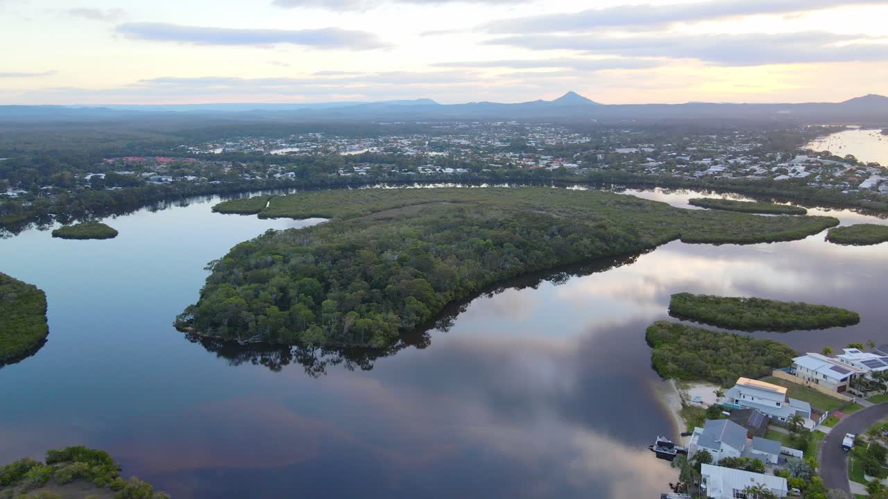 panorama de las estructuras de construcción en el desfile de noosa junto con las islas de keyser y ross en qld, australia