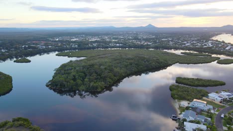 澳洲紐薩遊行區 (noosa parade) 的建築與凱瑟島 (keyser island) 和羅斯島 (ross island) 的建築全景