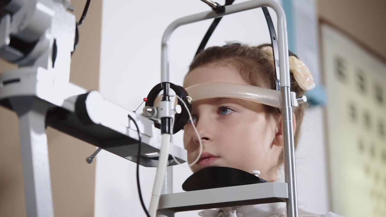 niño que se somete a un examen ocular