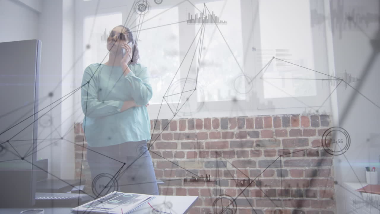 animación de la red de conexiones sobre la mujer de negocios en la oficina