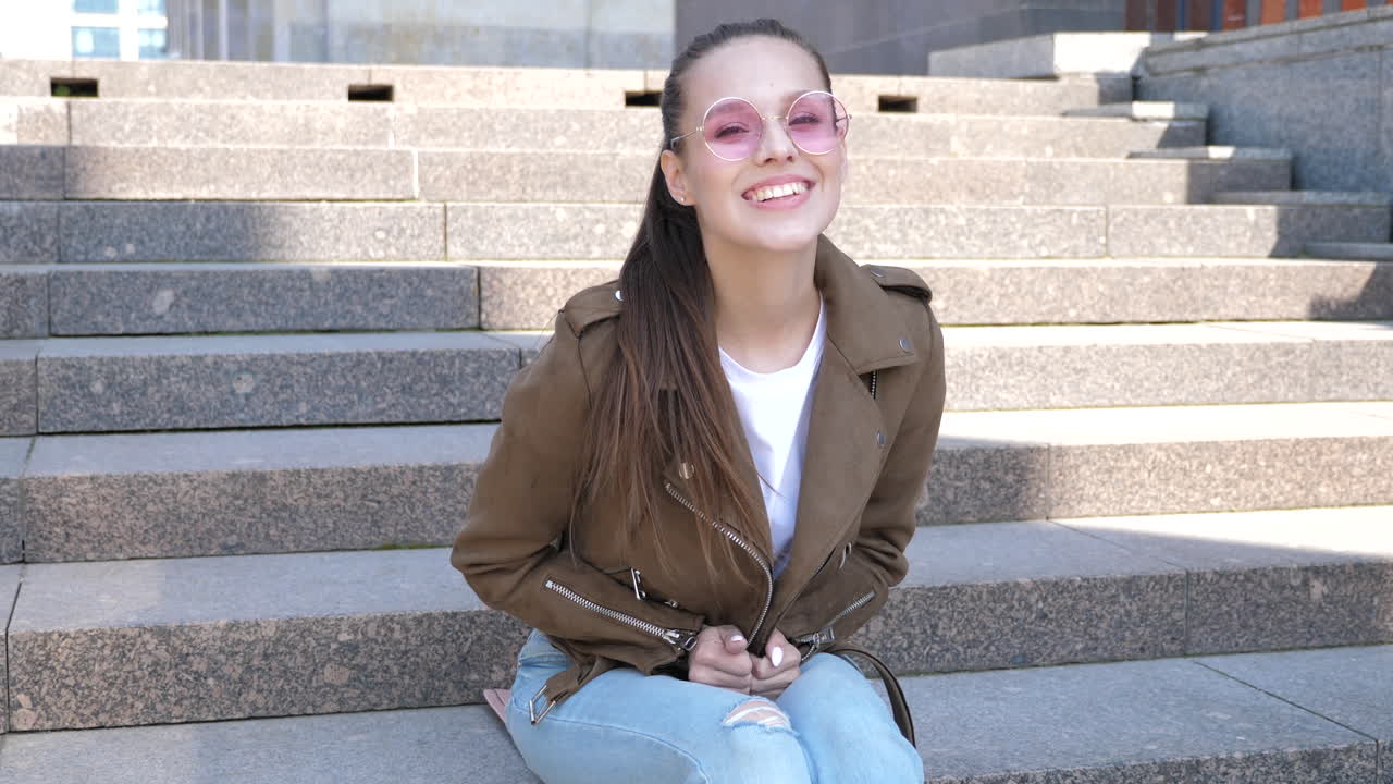 Donna sorridente seduta sui gradini