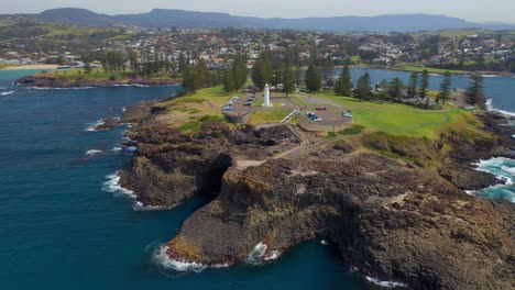 Panorama-Del-Faro-De-Kiama-Durante-El-Día-Con-Mar-Azul-En-Kiama,-Nueva-Gales-Del-Sur,-Australia