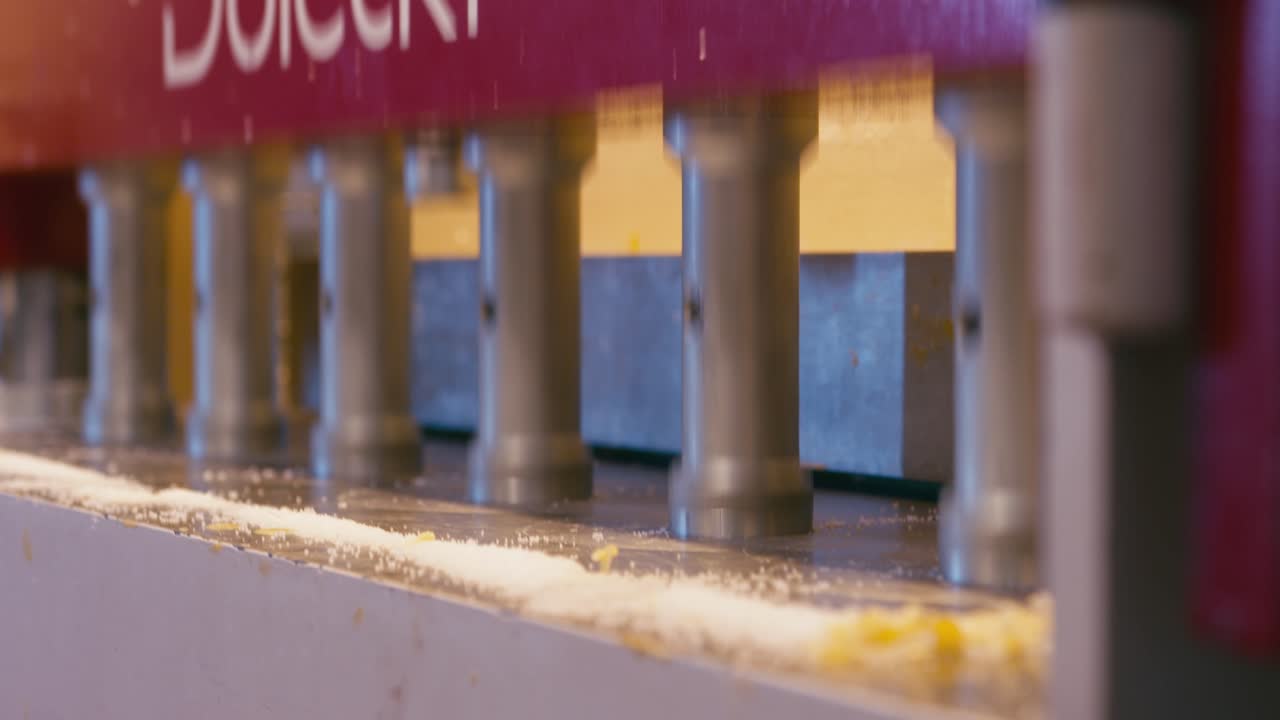 máquina de la industria de producción de velas que opera de cerca