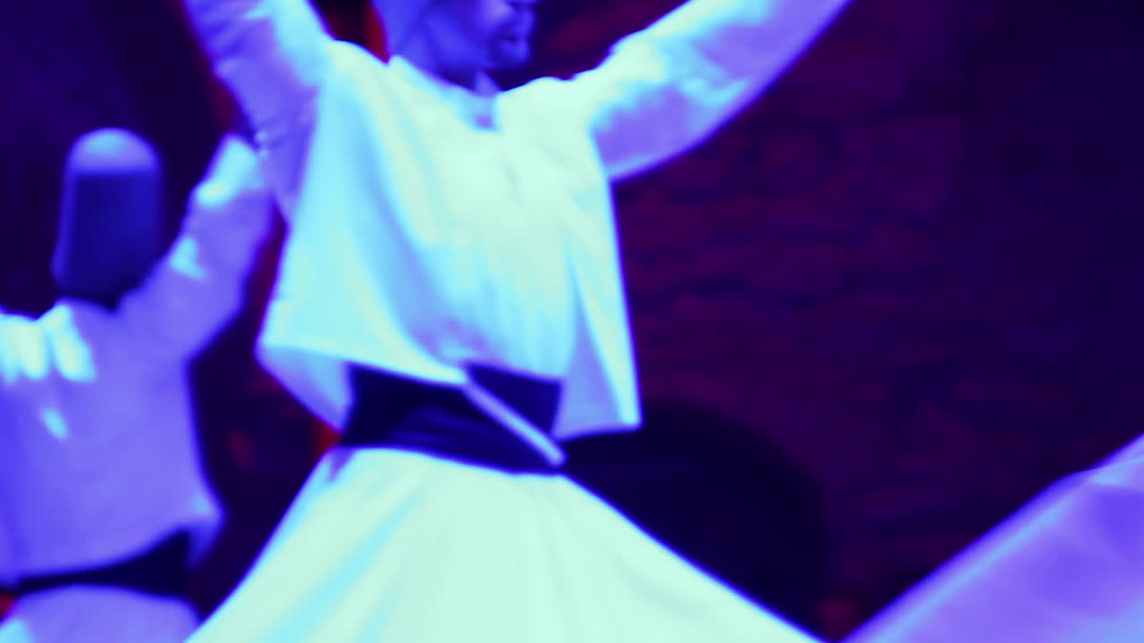 танцоры-дервиши суфии