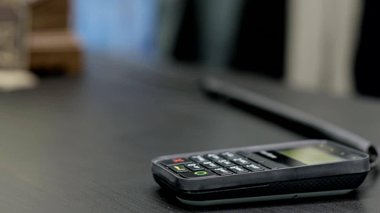 введите пин-код на терминале с помощью терминала кредитной карты в магазине