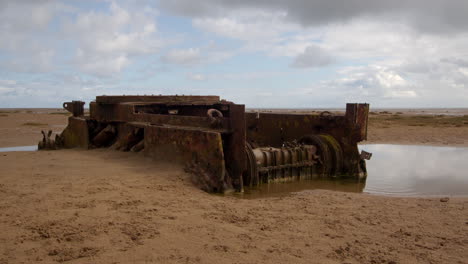 Weite-Aufnahme-Des-Panzers-Am-Strand