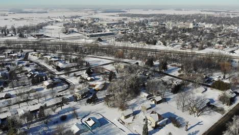 Imágenes-Aéreas-De-Drones-De-4k-Sobre-Un-Pequeño-Suburbio-Del-Medio-Oeste-En-Invierno-Con-Nieve