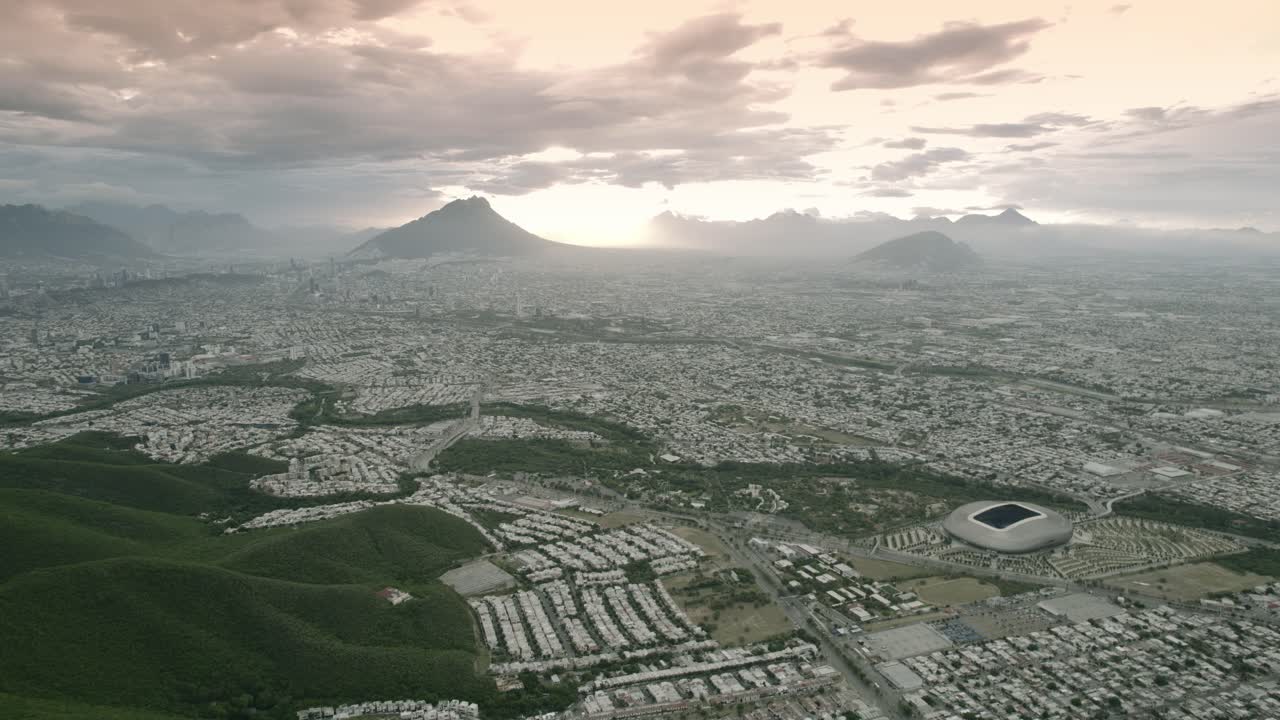 dron al atardecer en un dia nublado cerro dela silla en el municipio guadalupe ciudad mexico