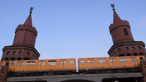 zug fährt über brücke in berlin