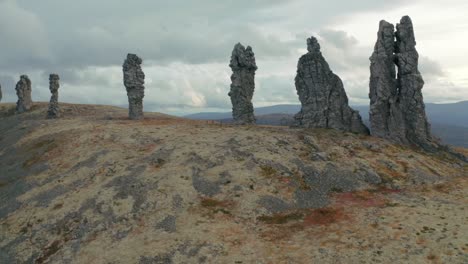 pilares de piedra en una cresta de montaña