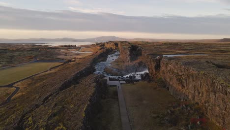 avance aéreo sobre falla o grieta del parque nacional de thingvellir, islandia
