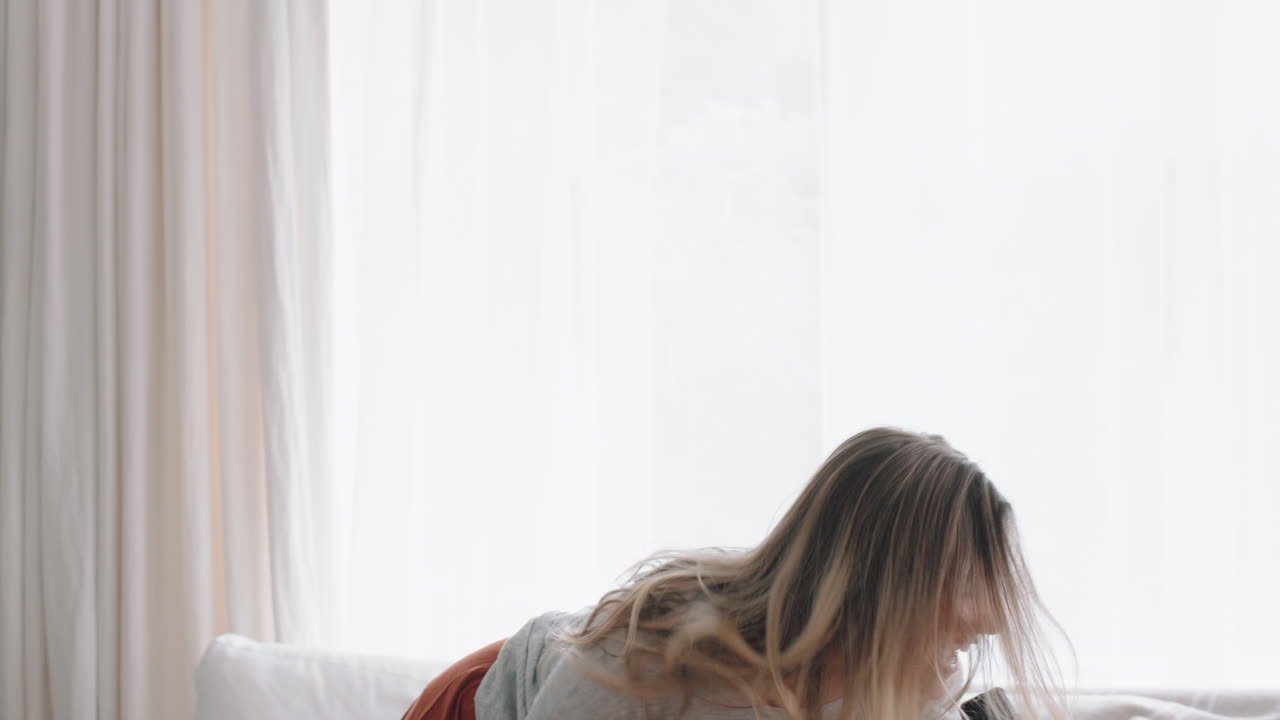 행복한 여성이 집에서 카라오케를 부르고 재미있게 음악에 맞춰 춤을 추고 성공을 축하하고 재미있는 춤을 즐기고 긍정적인 삶의 방식 성취 4k 영상