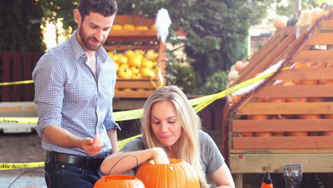 Pareja-Haciendo-Linterna-De-Halloween