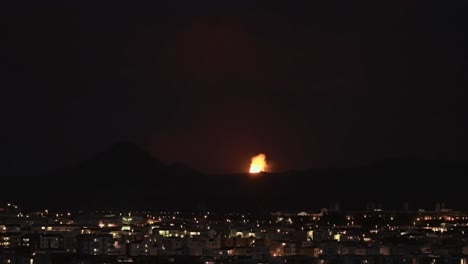 penacho volcánico que se eleva sobre reykjavik, la ciudad capital en islandia por la noche - zoom de video 4k
