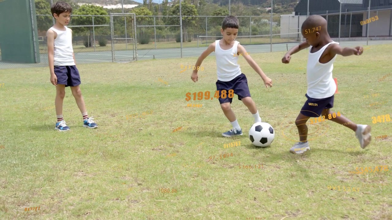 Menino central controlando, driblando a bola após desarme do menino da direita em treino de futebol com sobreposição de $ laranja