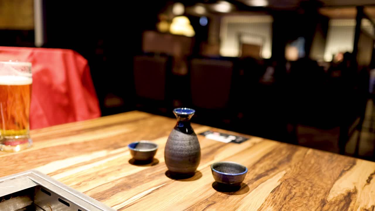 사회적 환경 에서 술 을 마시는 두 사람