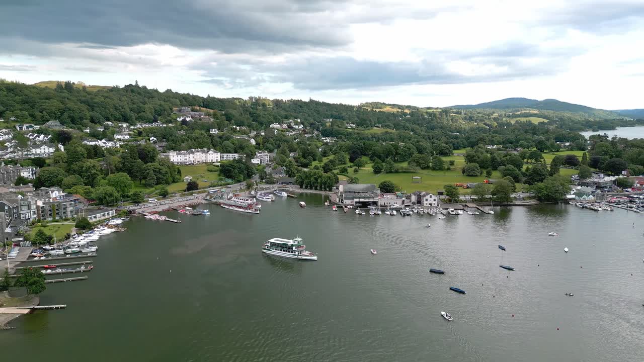 imágenes de video aéreas de bowness-on-windermere, el destino turístico más popular del distrito de los lagos en el parque nacional del distrito de los lagos
