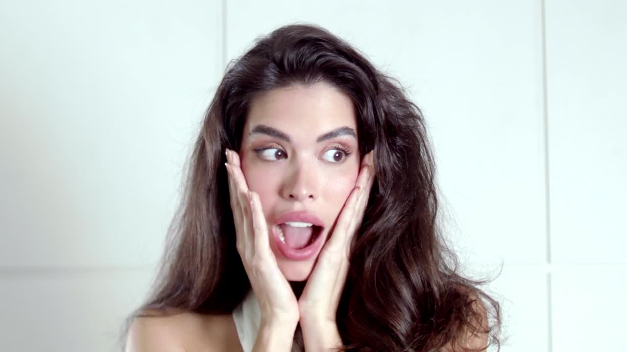 mujer demostrando sorpresa e incredulidad