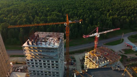 sitio de construcción con grúas y edificios de gran altura