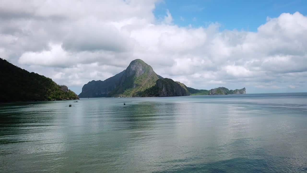 volar al océano sobre palmera