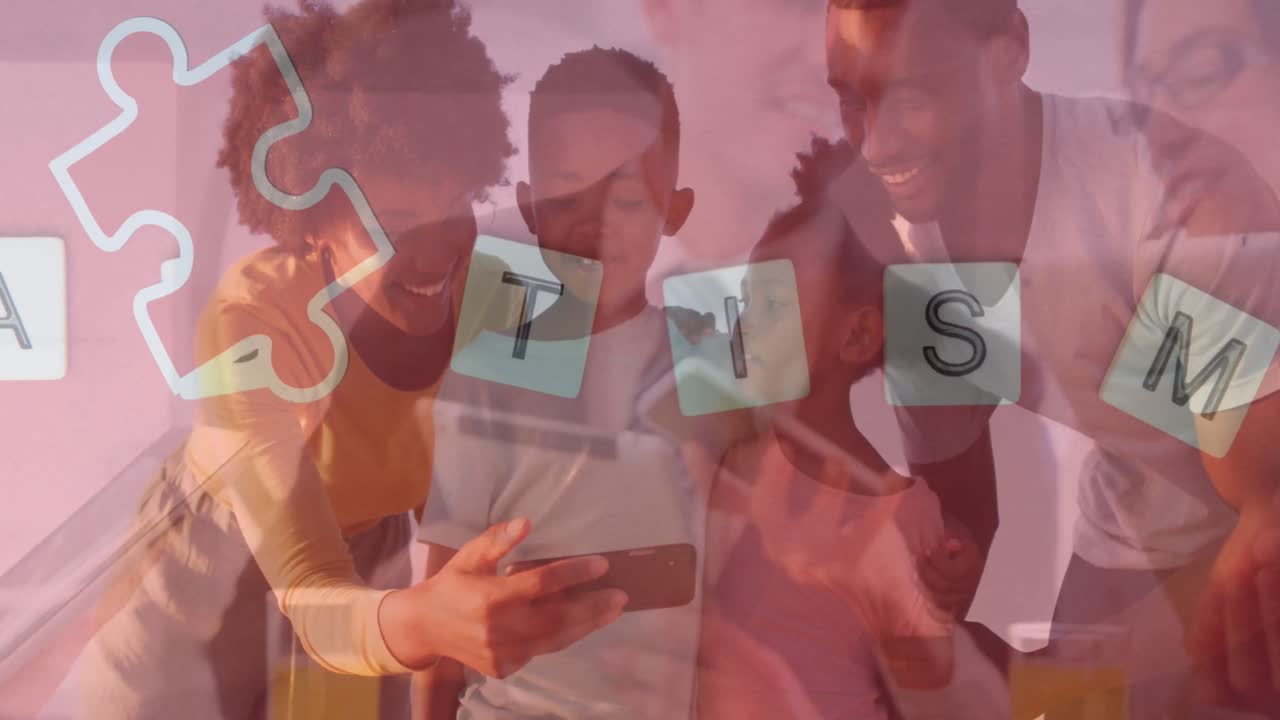 animación de texto de autismo sobre una feliz familia afroamericana