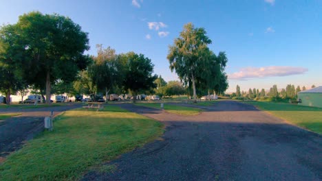 parte de un complejo de vehículos recreativos con carreteras asfaltadas y algunos invitados a última hora de la tarde