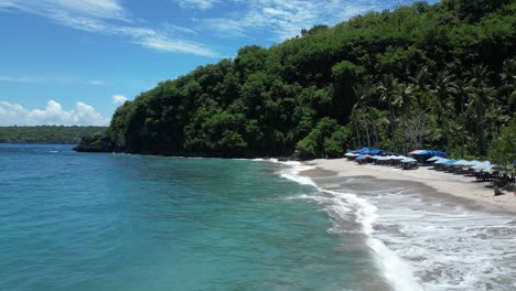 Ein-Wunderschöner-Sonniger-Tag-Auf-Der-Insel-Nusa-Penida-In-Indonesien