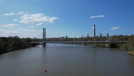 el puente eleanor schoenell en el río brisbane en un día soleado