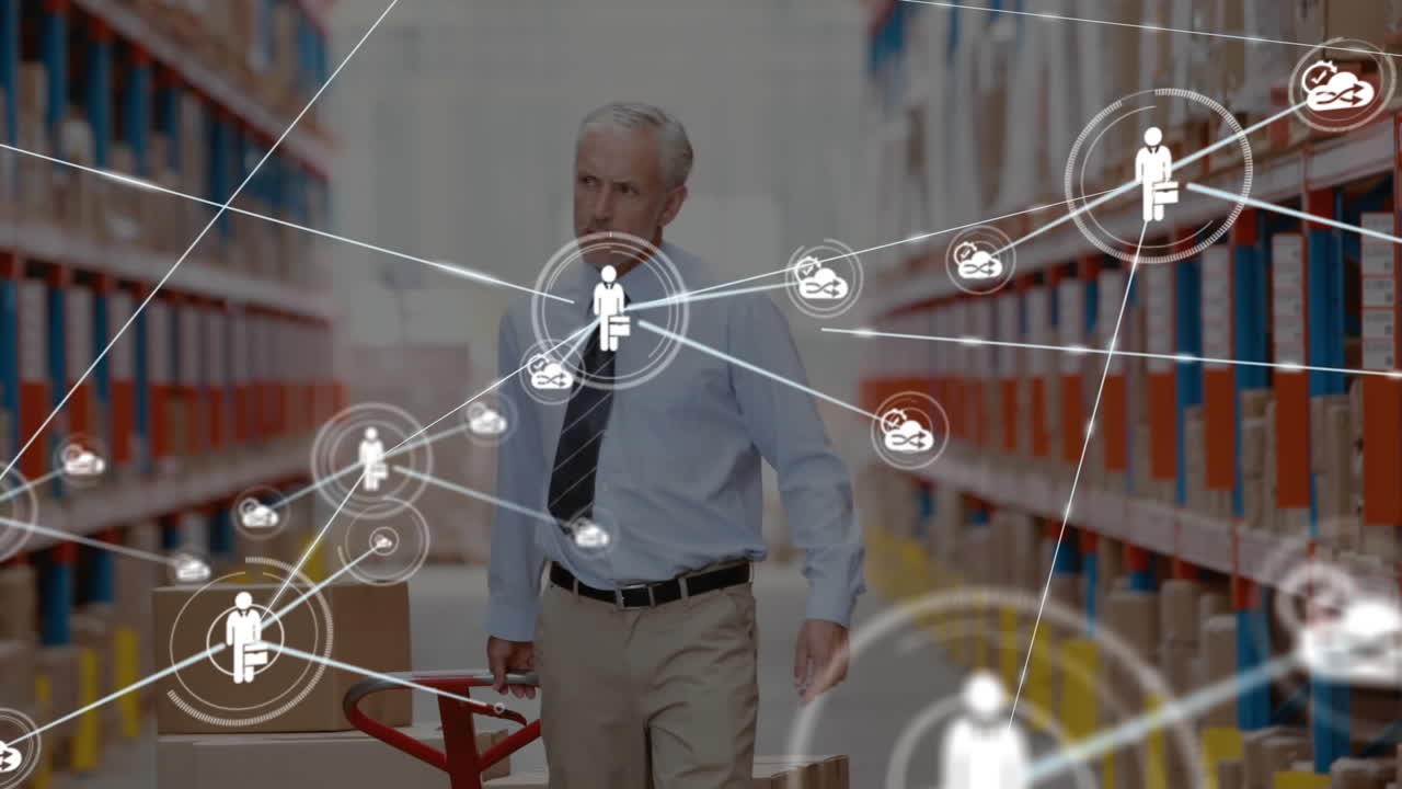 red de iconos digitales contra el supervisor superior caucásico tirando de una paleta en el almacén