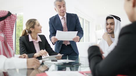 hombres de negocios árabes de oriente medio