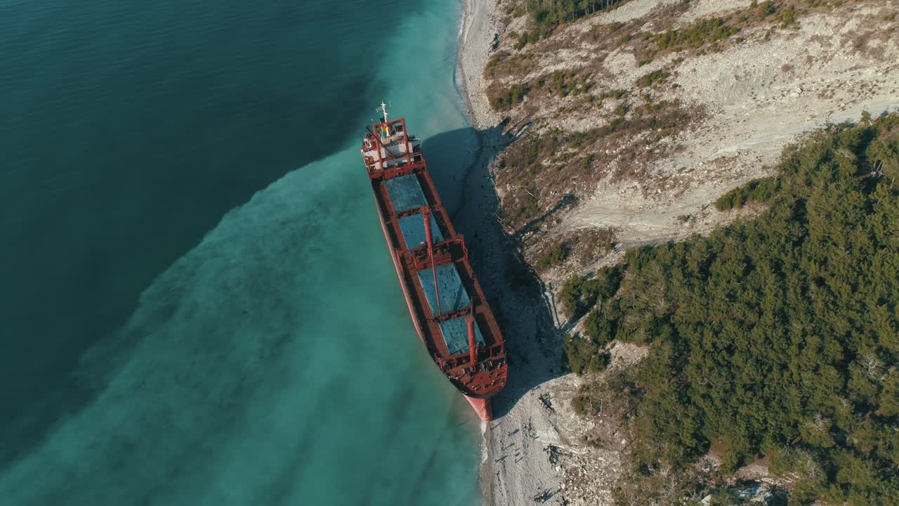barco de carga dañado varado en una playa