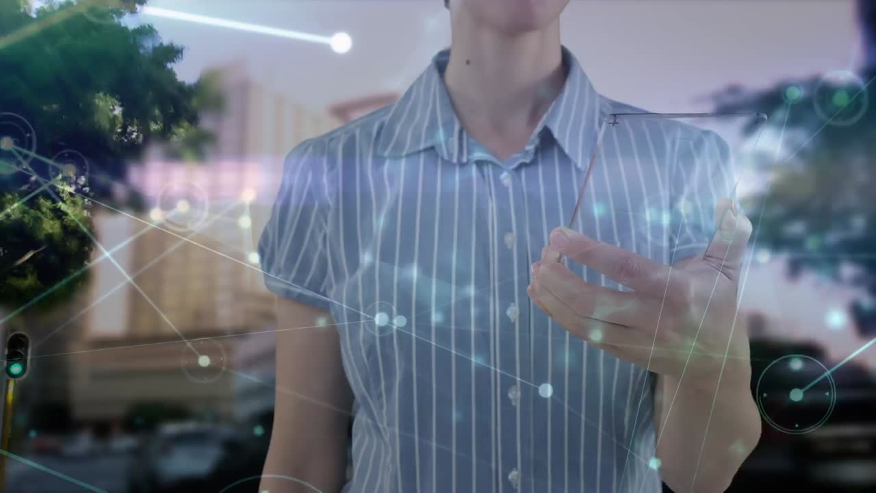 animación de una mujer de negocios caucásica usando tableta y red de conexiones sobre el paisaje urbano