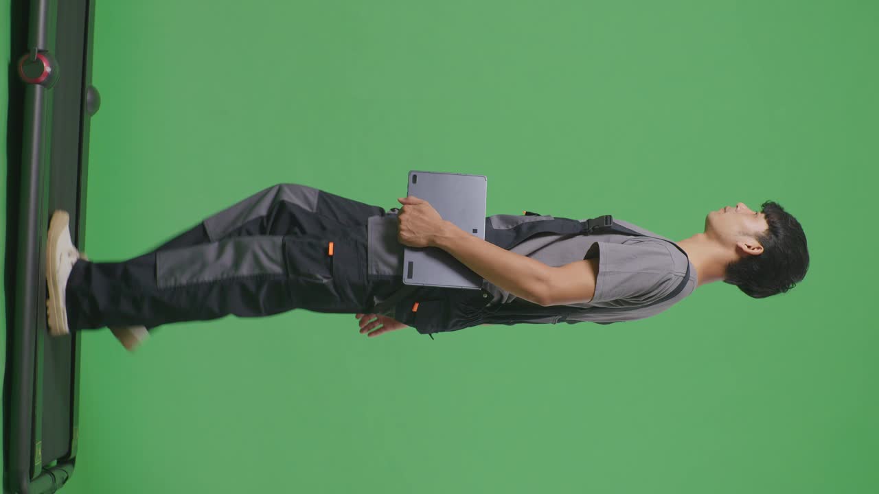 노트북 을 들고 트레드밀 을 고 있는 남자