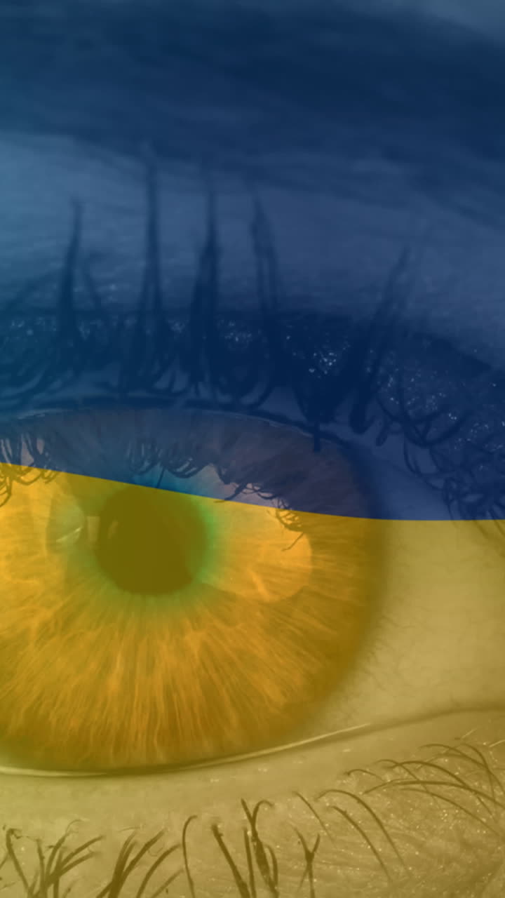 Animazione della bandiera dell'Ucraina che sventola sopra l'occhio aperto di una donna caucasica