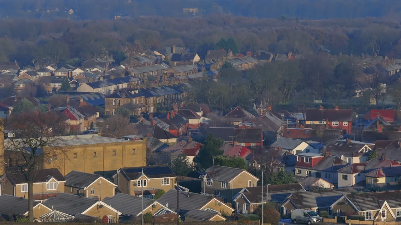 겨울의 긴 렌즈로 계곡을 가로지르는 칼버리 마을의 공중 드론 을 설정합니다.