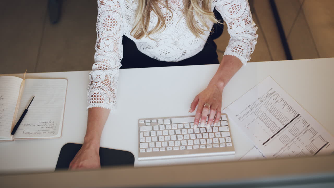 trabajando duro en el turno de noche