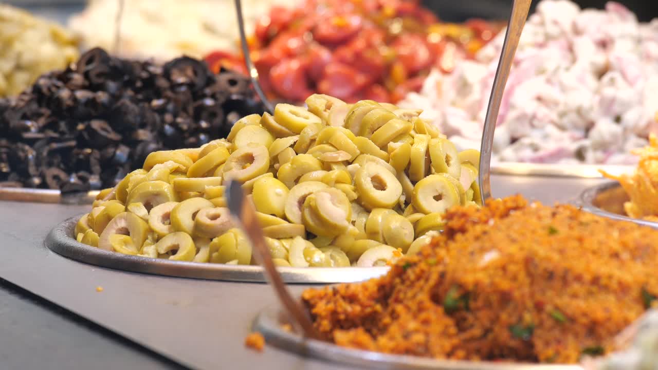 delicioso buffet mediterráneo con varios platos