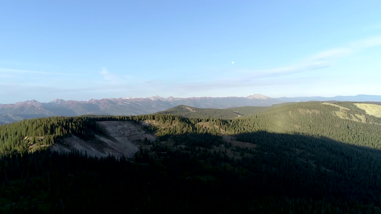 estas vistas dejarán a los espectadores atónitos mientras contemplan la belleza de las montañas rocosas de colorado.