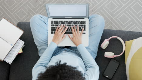 estudiante anterior escribiendo una tarea en línea