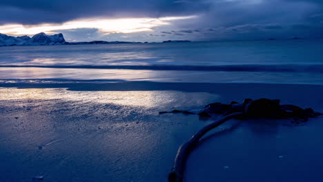 Lapso-De-Tiempo-En-Una-Playa-En-Noruega-Durante-Un-Atardecer-De-Invierno-Nublado