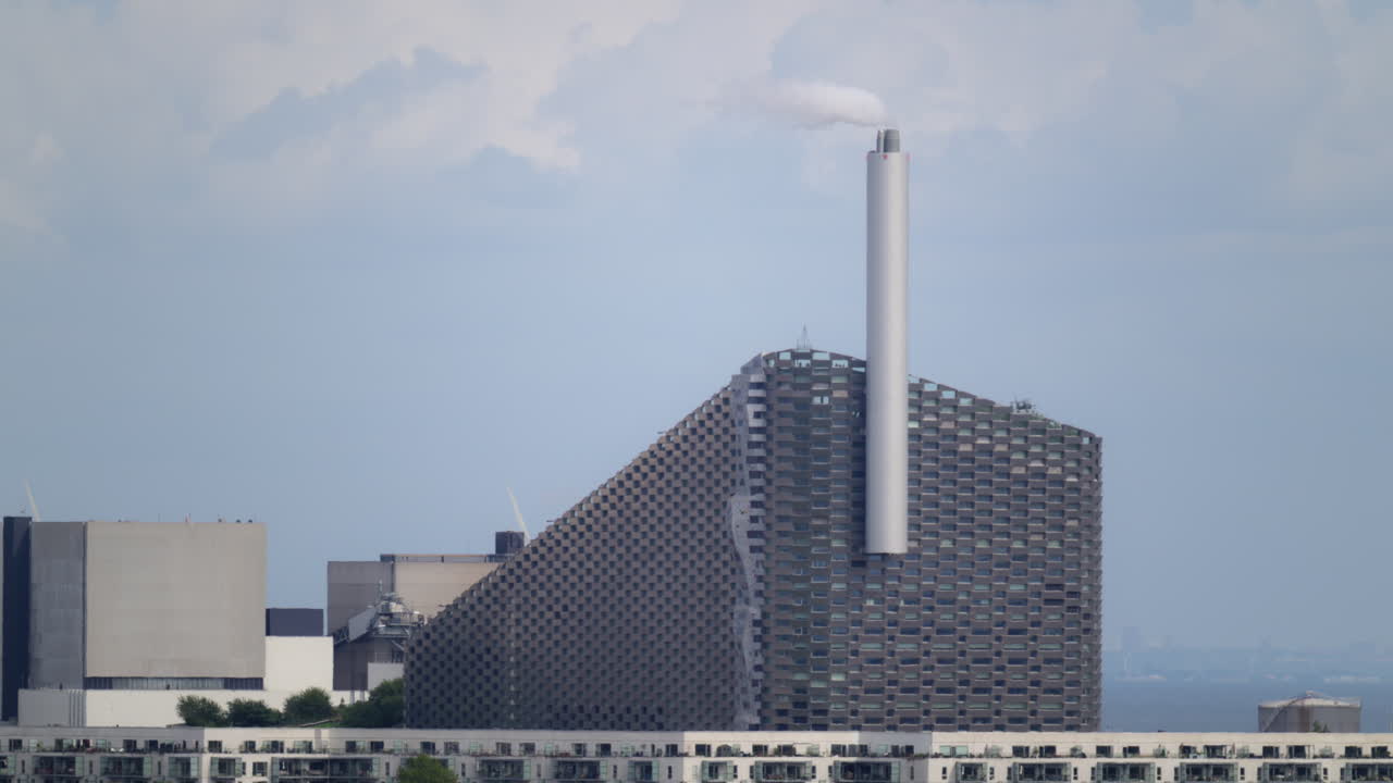 Paesaggio urbano con tetti e il moderno edificio della centrale elettrica a Copenaghen, Danimarca