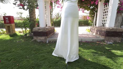 vestido blanco maniquí en boda al aire libre rodeado de decoración llena de flores y árboles de cerca