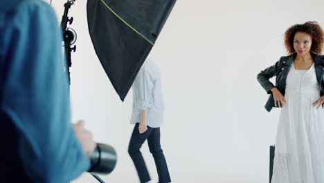 sesión de fotos de moda en un estudio