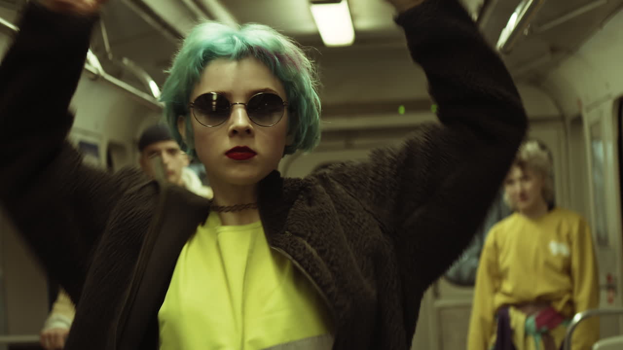 jóvenes bailarines realizando vogue en el tren del metro