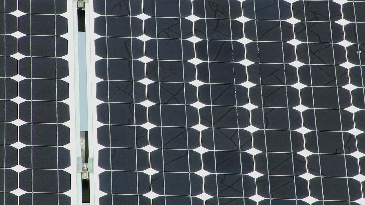 Primo piano di campo solare o pannelli solari vicino a Nassenfels, Germania