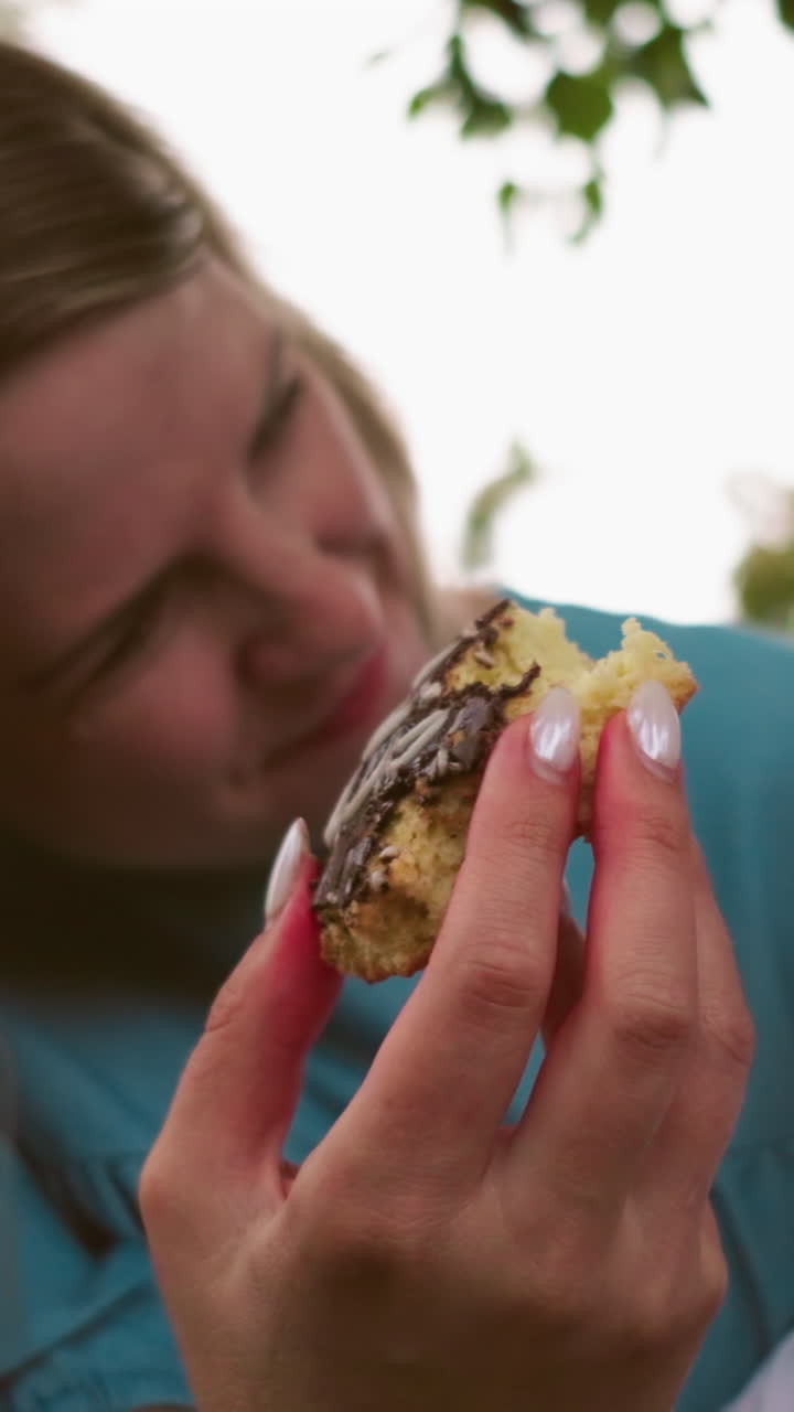 una madre alegre con una cálida sonrisa frota cariñosamente el cabello de su hijo mientras disfruta de un gran bocado de pastel