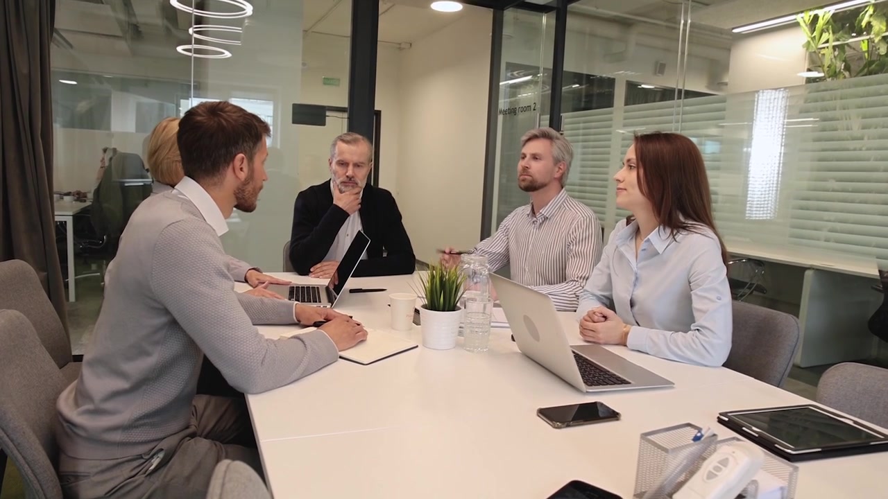 Equipo de Negocios Entrando a Sala de Reuniones para Discusión Profesional