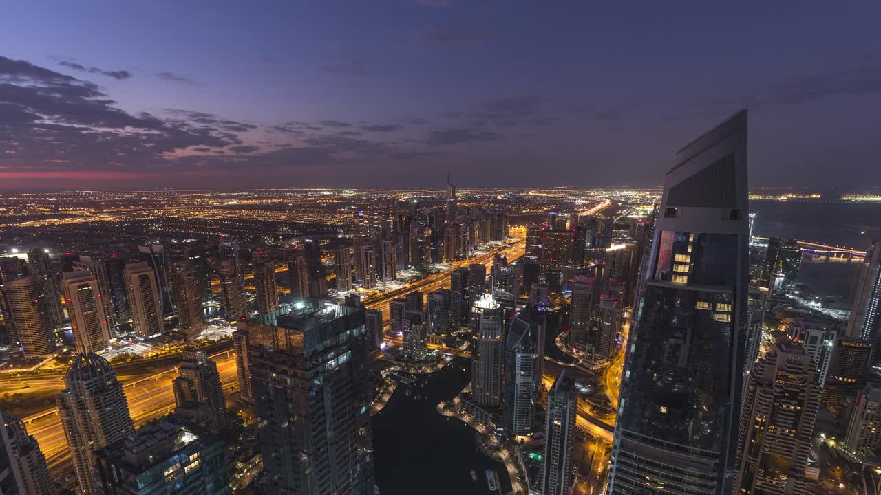 4K Time-lapse - Vista aerea di paesaggio urbano e skyline della città a Marina.Dubai.UAE all'alba