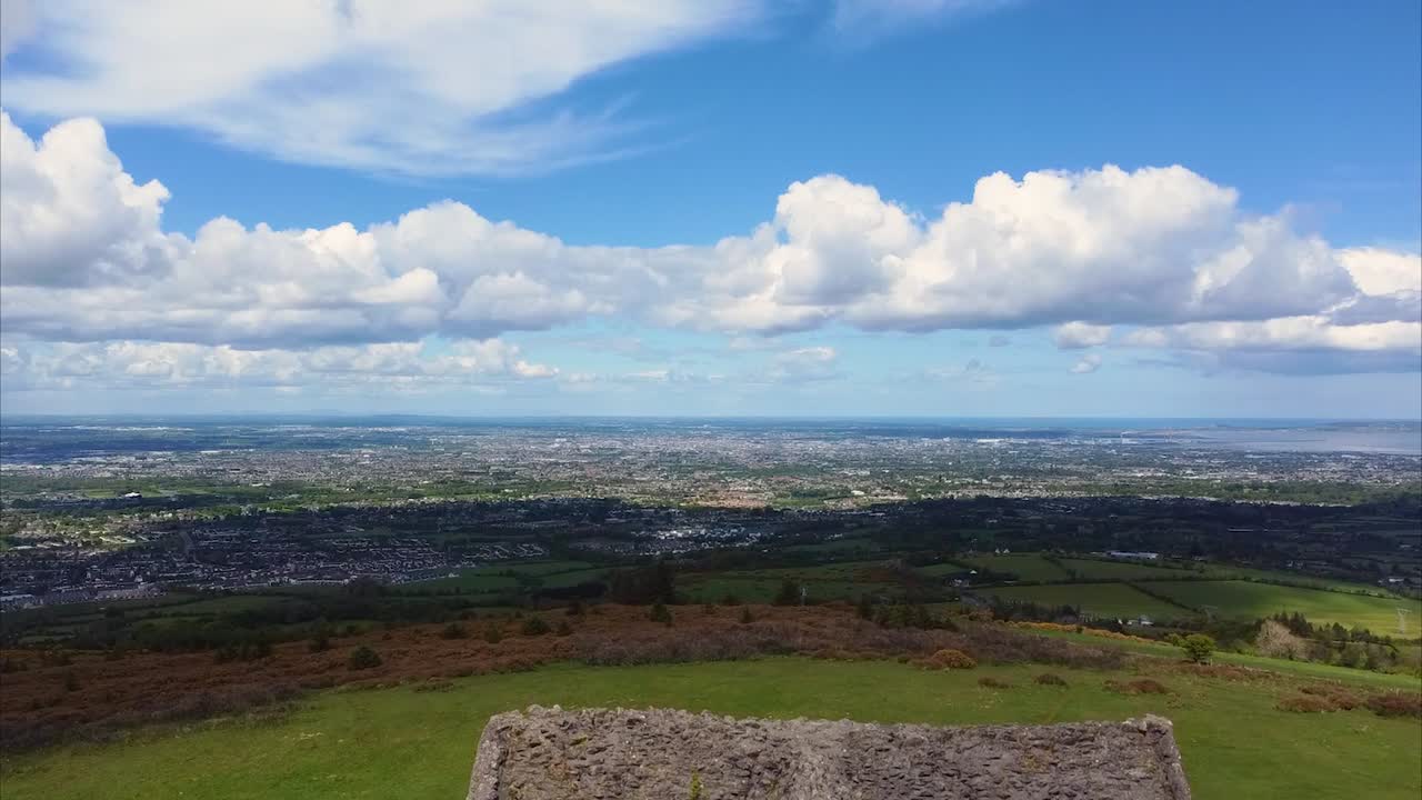 몬트필리어 언덕에 있는 더블린 헬파이어 클럽과 더블린 시 전망의 드론 영상