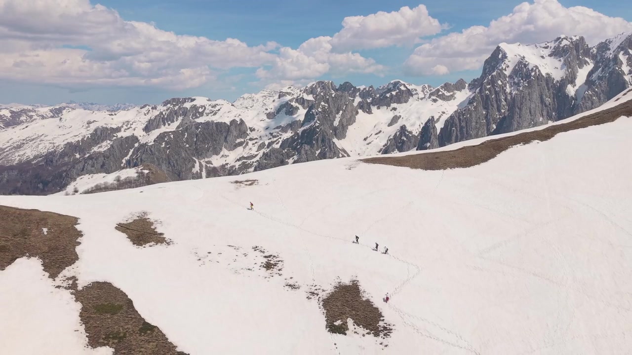 Incredibile video con drone di escursionisti che si riposano nella neve a Maja e Vajushës, nell'Albania settentrionale.